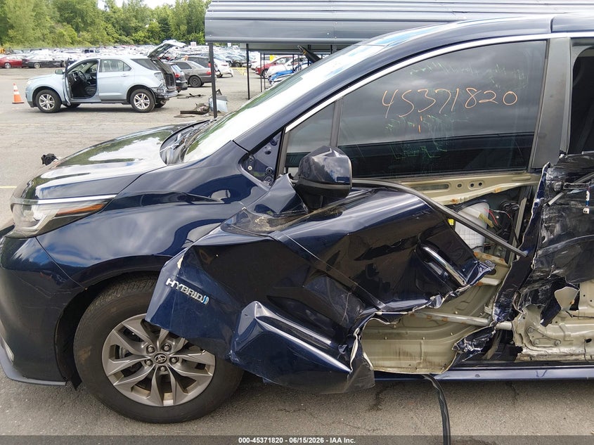 2021 Toyota Sienna VIN 5TDYSKFC8MS001782 IAAI salvage auction — LEFT SIDE, Salvage Title, sold $11,500 on 2026-08-20 (photo 6)