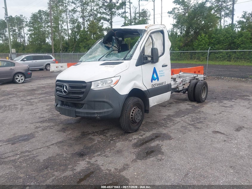 2023 Mercedes-benz VIN W1X8K23Y9PN270786 IAAI salvage auction — ROLLOVER, Salvage Title, sold $5,600 on 2026-07-15 (photo 2)
