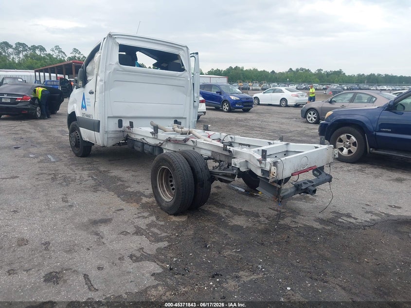 2023 Mercedes-benz VIN W1X8K23Y9PN270786 IAAI salvage auction — ROLLOVER, Salvage Title, sold $5,600 on 2026-07-15 (photo 3)