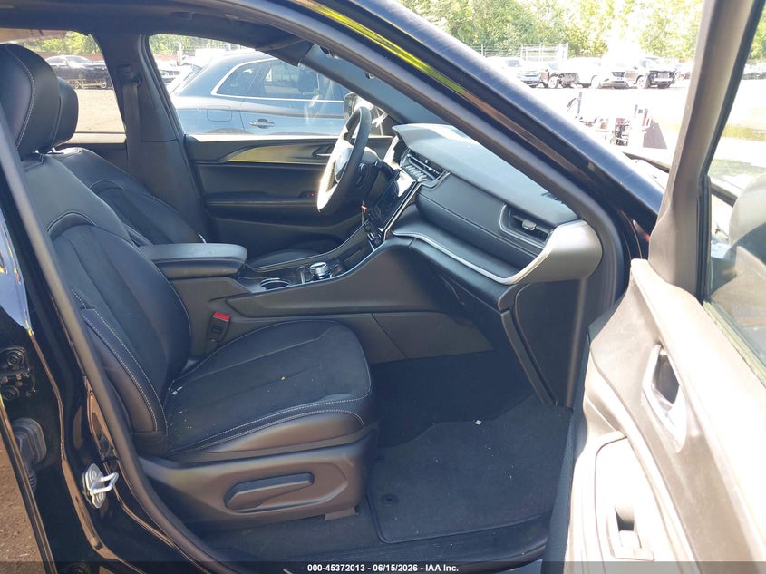 2025 Jeep Grand cherokee VIN 1C4RJHAGXS8741470 IAAI salvage auction — LEFT SIDE, Salvage Title, sold $18,900 on 2026-07-30 (photo 5)