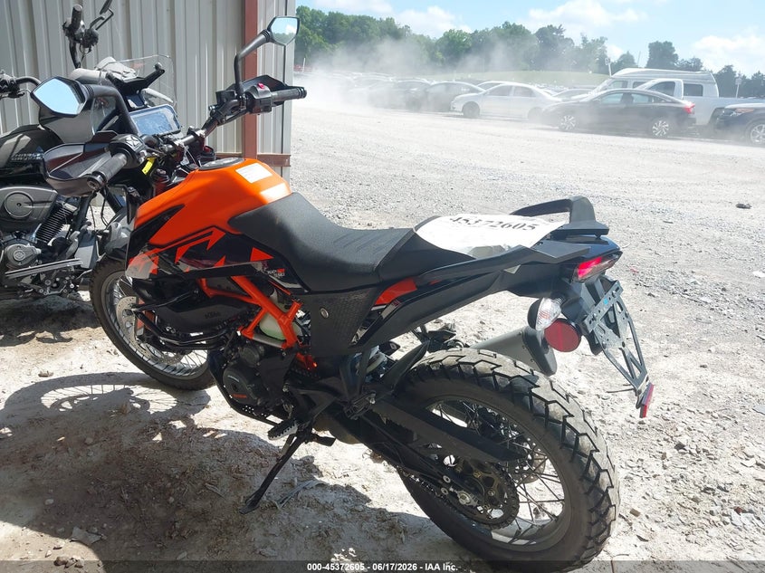 2023 Ktm VIN MD2JGJ40XPC260845 IAAI salvage auction — LEFT & RIGHT, Salvage (Tennessee), sold $1,200 on 2026-07-14 (photo 3)