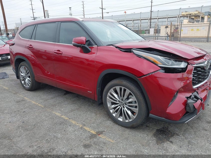 2025 Toyota Highlander VIN 5TDEBRCH4SS653064 IAAI salvage auction — LEFT SIDE, Salvage Title, sold $24,300 on 2026-07-28 (photo 1)