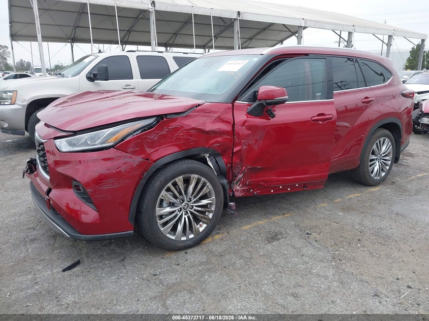 2025 Toyota Highlander VIN 5TDEBRCH4SS653064 IAAI salvage auction — LEFT SIDE, Salvage Title, sold $24,300 on 2026-07-28 (photo 2)