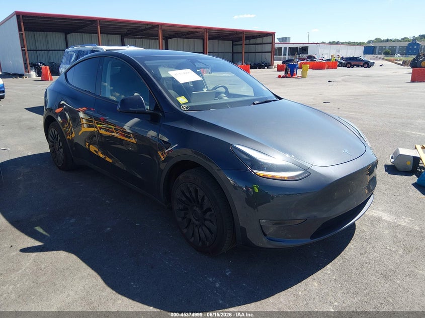 2024 Tesla Model y VIN 7SAYGDEE4RF026385 — IAAI salvage auction photo