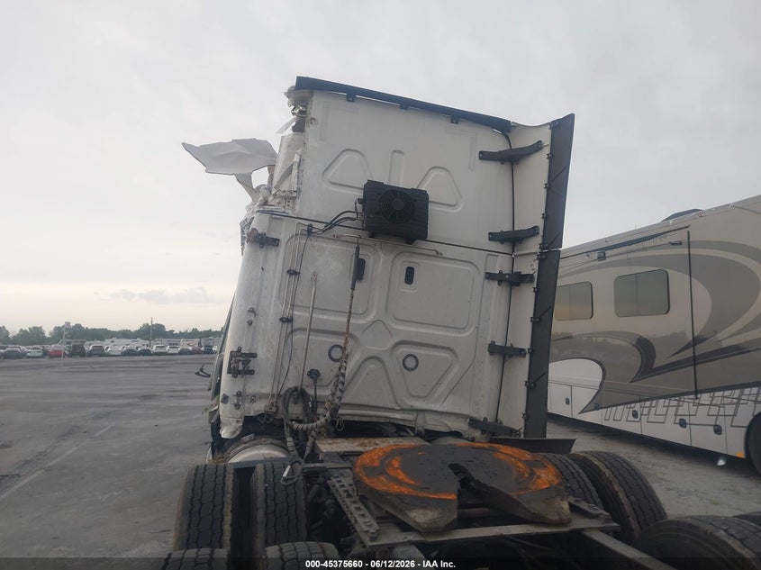 2024 Freightliner New cascadia 126 VIN 3AKJHHDR4RSUX5860 IAAI salvage auction — ROLLOVER, Wait Title, sold $12,800 on 2026-09-23 (photo 8)