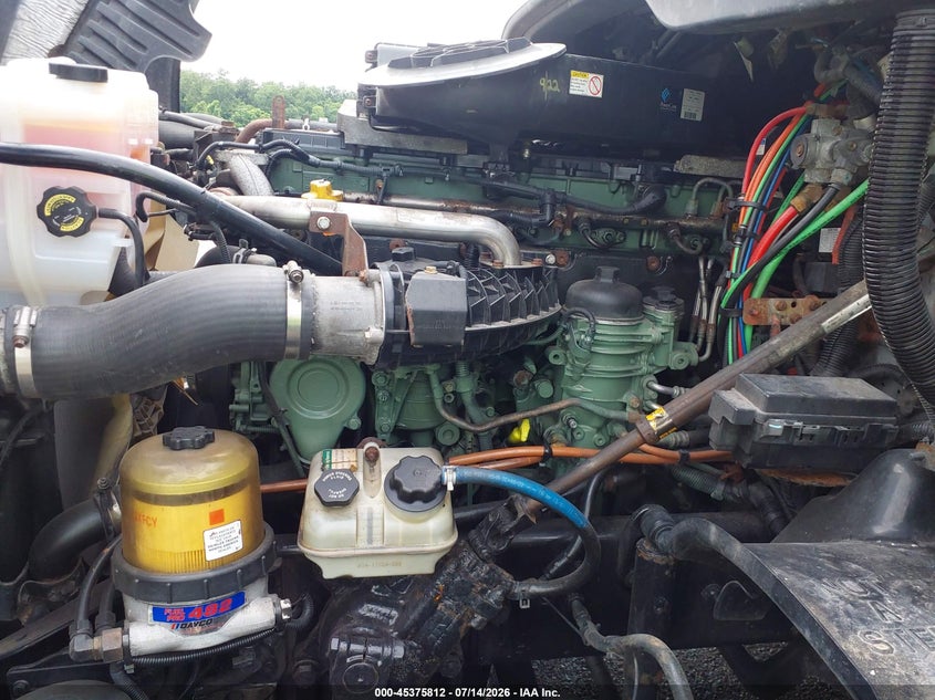 2017 Freightliner Cascadia 125 VIN 3AKJGLDR3HSJJ8481 IAAI salvage auction — NORMAL WEAR, Clear (Louisiana), sold $3,050 on 2026-08-24 (photo 9)