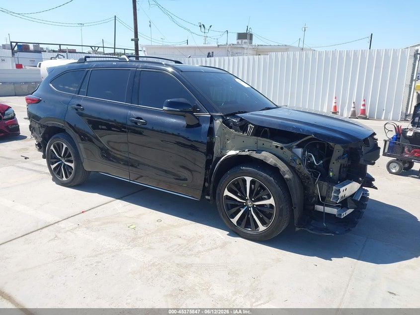 2022 Toyota Highlander VIN 5TDJZRBH6NS183927 IAAI salvage auction — FRONT & REAR, Salvage (California), sold $15,250 on 2026-07-08 (photo 1)