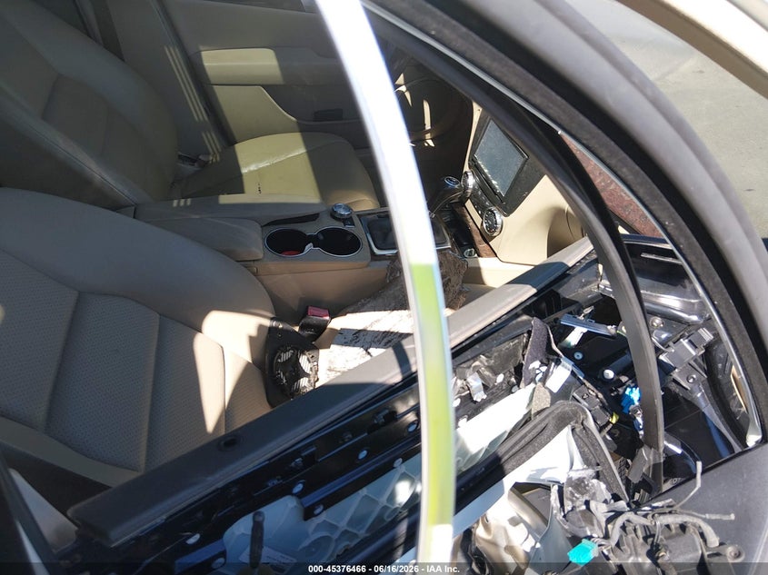 2012 Mercedes-benz C-klasse VIN WDDGF8BB9CR197704 IAAI salvage auction — SIDE, Salvage - Greater Than 75% (Maryland), sold $225 on 2026-07-30 (photo 5)
