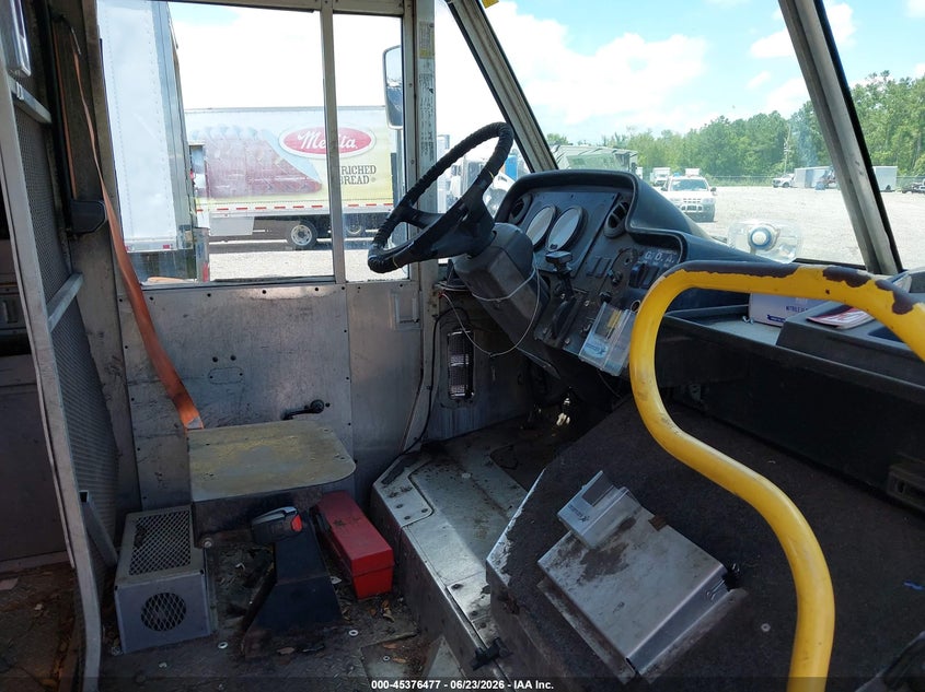 2007 Freightliner Chassis VIN 4UZAAPBW77CY18728 IAAI salvage auction — NORMAL WEAR, Clear (Florida), sold $1,200 on 2026-09-09 (photo 6)