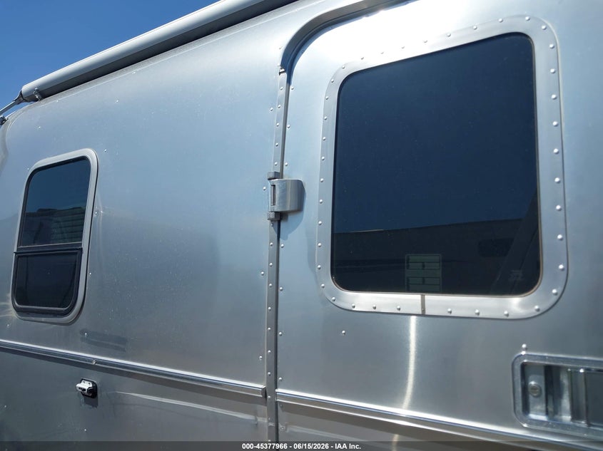 2022 Airstream Travel trailer VIN 1STCMAD1XNJ562291 IAAI salvage auction — SIDE, Salvage (Arizona), sold $18,000 on 2026-07-07 (photo 5)