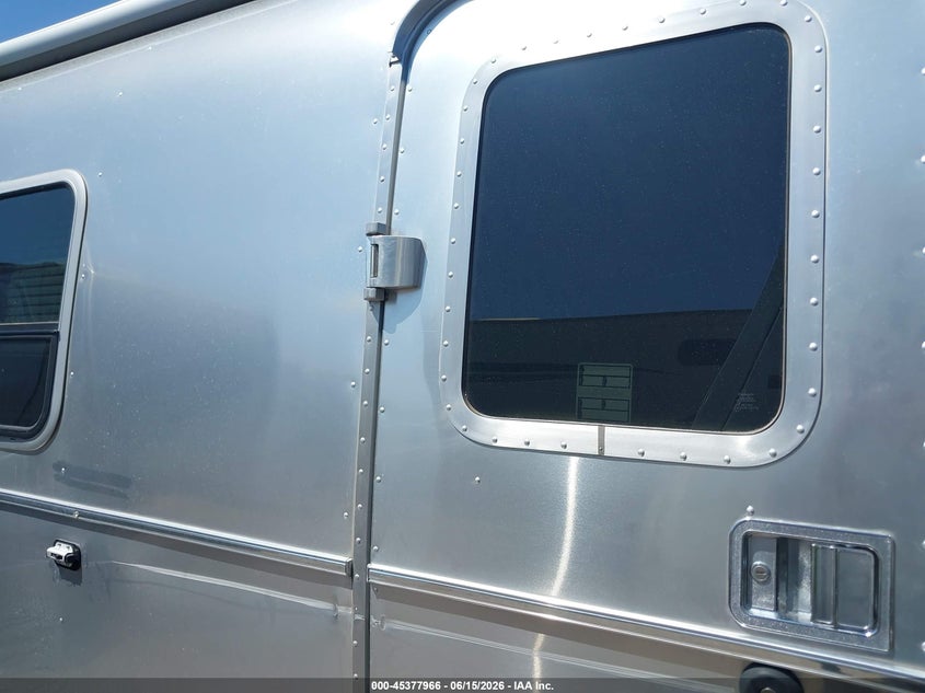 2022 Airstream Travel trailer VIN 1STCMAD1XNJ562291 IAAI salvage auction — SIDE, Salvage (Arizona), sold $18,000 on 2026-07-07 (photo 8)