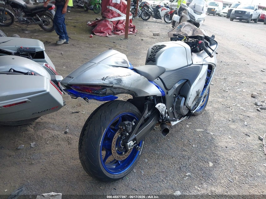 2025 Suzuki VIN JS1EJ11B1S7100508 IAAI salvage auction — SIDE, Salvage Title, sold $3,550 on 2026-07-28 (photo 4)