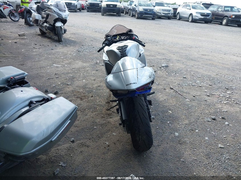 2025 Suzuki VIN JS1EJ11B1S7100508 IAAI salvage auction — SIDE, Salvage Title, sold $3,550 on 2026-07-28 (photo 6)