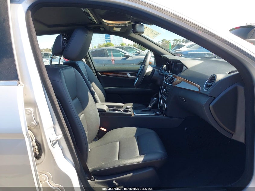 2014 Mercedes-benz C-klasse VIN WDDGF4HB2EA960938 IAAI salvage auction — SIDE, Salvage Title, sold $2,550 on 2026-07-12 (photo 5)