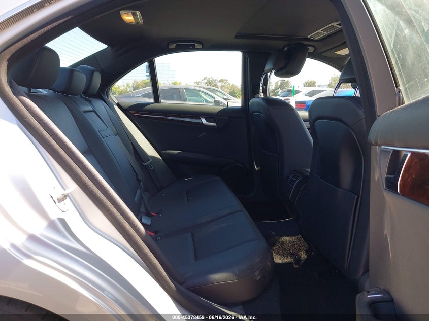 2014 Mercedes-benz C-klasse VIN WDDGF4HB2EA960938 IAAI salvage auction — SIDE, Salvage Title, sold $2,550 on 2026-07-12 (photo 8)
