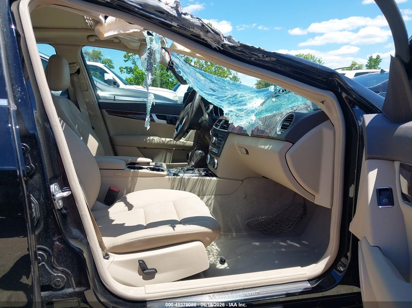 2012 Mercedes-benz C-klasse VIN WDDGF4HB3CA643344 IAAI salvage auction — LEFT & RIGHT, Salvage Title, sold $1,325 on 2026-08-04 (photo 5)