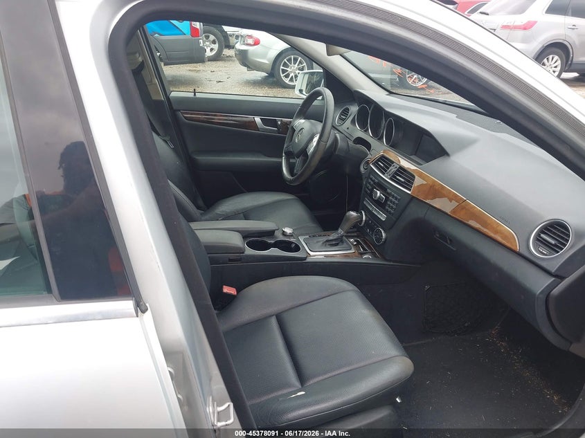 2014 Mercedes-benz C class VIN WDDGF4HB1EG250989 IAAI salvage auction — NORMAL WEAR, Original (Texas), sold $800 on 2026-07-15 (photo 5)