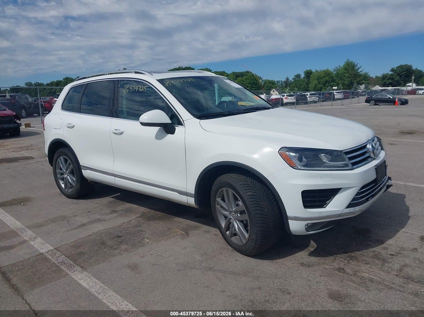 2015 Volkswagen Touareg VIN WVGEF9BPXFD005142 IAAI salvage auction — LEFT FRONT, Clear (Indiana), sold $1,300 on 2026-07-24 (photo 1)