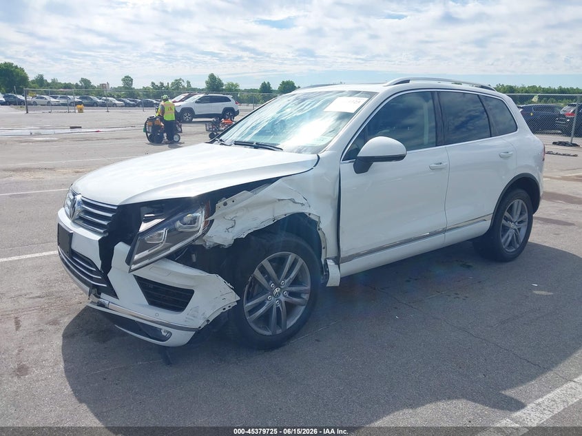 2015 Volkswagen Touareg VIN WVGEF9BPXFD005142 IAAI salvage auction — LEFT FRONT, Clear (Indiana), sold $1,300 on 2026-07-24 (photo 2)