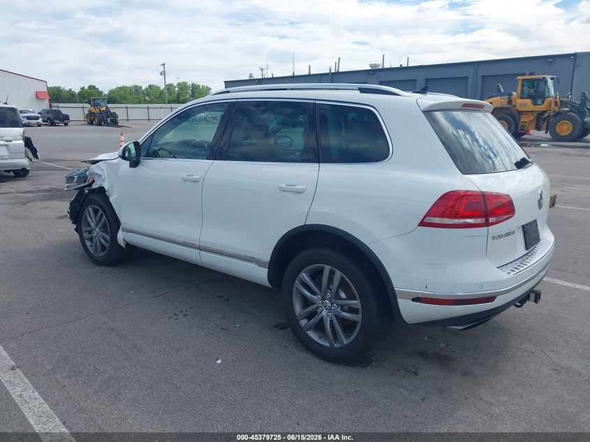 2015 Volkswagen Touareg VIN WVGEF9BPXFD005142 IAAI salvage auction — LEFT FRONT, Clear (Indiana), sold $1,300 on 2026-07-24 (photo 3)