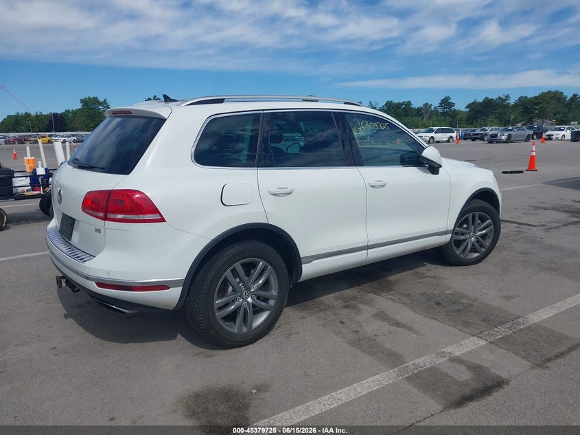 2015 Volkswagen Touareg VIN WVGEF9BPXFD005142 IAAI salvage auction — LEFT FRONT, Clear (Indiana), sold $1,300 on 2026-07-24 (photo 4)