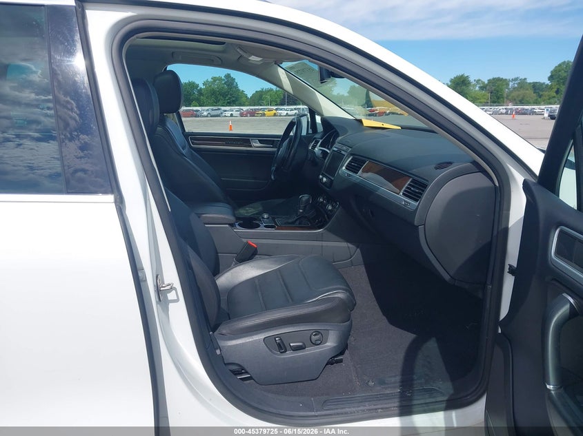 2015 Volkswagen Touareg VIN WVGEF9BPXFD005142 IAAI salvage auction — LEFT FRONT, Clear (Indiana), sold $1,300 on 2026-07-24 (photo 5)