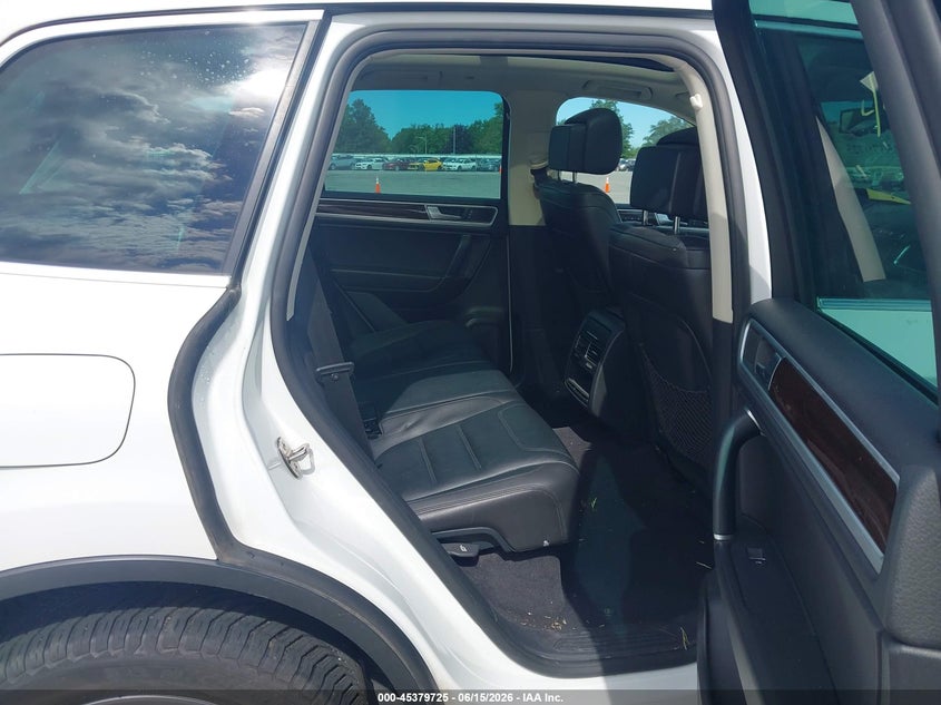 2015 Volkswagen Touareg VIN WVGEF9BPXFD005142 IAAI salvage auction — LEFT FRONT, Clear (Indiana), sold $1,300 on 2026-07-24 (photo 8)