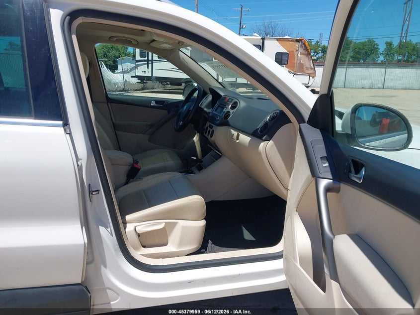2009 Volkswagen Tiguan VIN WVGAV75N79W544472 IAAI salvage auction — NORMAL WEAR, Clear (Missouri), sold $400 on 2026-07-14 (photo 5)