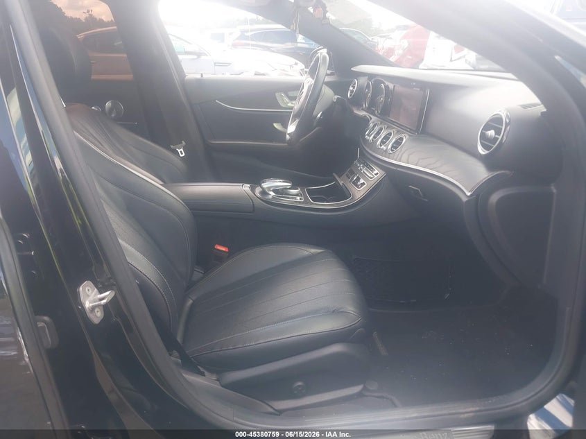 2018 Mercedes-benz E-klasse VIN WDDZF4KB6JA432900 IAAI salvage auction — SIDE, Salvage Title, sold $9,000 on 2026-08-20 (photo 5)
