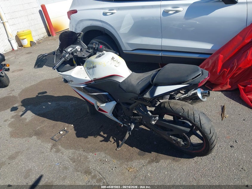 2011 Kawasaki Ninja VIN JKAEXMJ16BDA84401 IAAI salvage auction — SIDE, Mv-907A (New York), sold $50 on 2026-07-08 (photo 3)