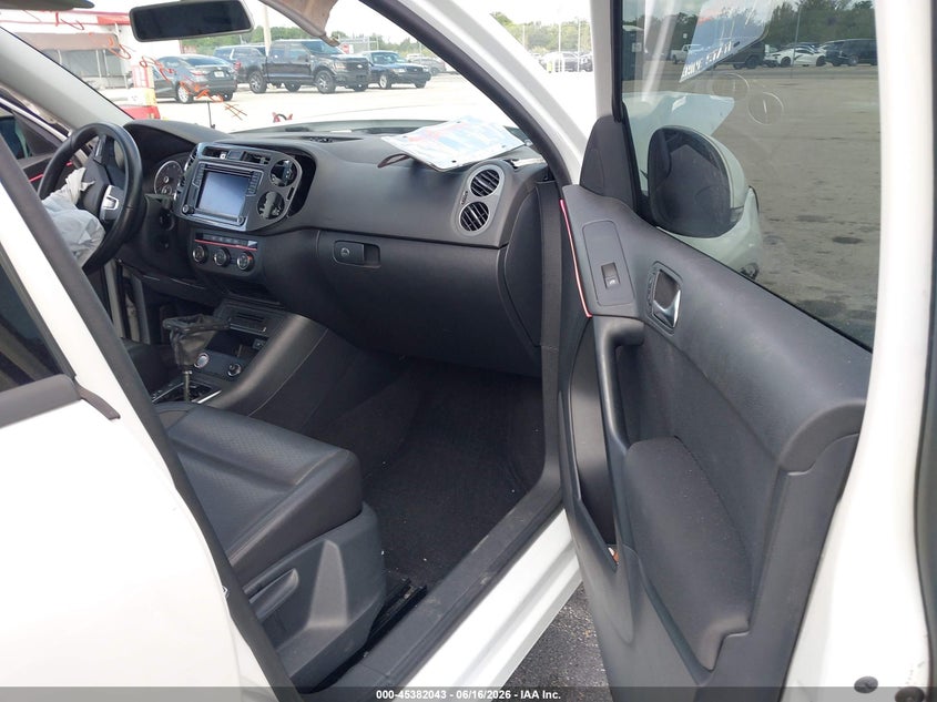 2017 Volkswagen Tiguan VIN WVGAV7AX5HK043769 IAAI salvage auction — FRONT & REAR, Rebuildable (Florida), sold $75 on 2026-07-30 (photo 5)