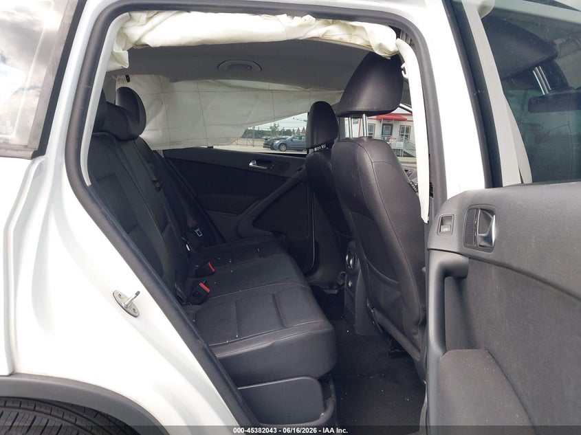 2017 Volkswagen Tiguan VIN WVGAV7AX5HK043769 IAAI salvage auction — FRONT & REAR, Rebuildable (Florida), sold $75 on 2026-07-30 (photo 8)