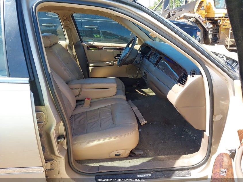 1998 Lincoln TOWN CAR VIN 1LNFM82WXWY655996 IAAI salvage auction — FRONT END, Salvage (Ohio), sold $300 on 2026-07-09 (photo 5)