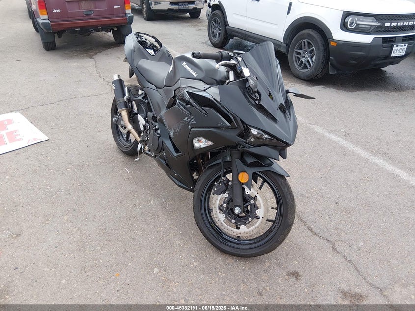 2026 Kawasaki Ninja VIN ML5EXGH13TDAA4377 IAAI salvage auction — SIDE, Salvage Title, sold $1,925 on 2026-09-08 (photo 1)