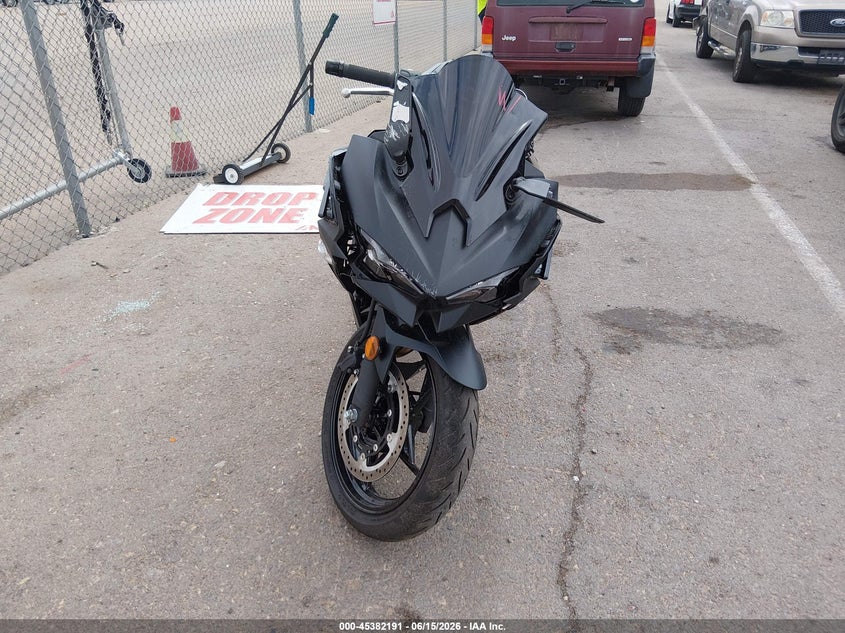 2026 Kawasaki Ninja VIN ML5EXGH13TDAA4377 IAAI salvage auction — SIDE, Salvage Title, sold $1,925 on 2026-09-08 (photo 5)