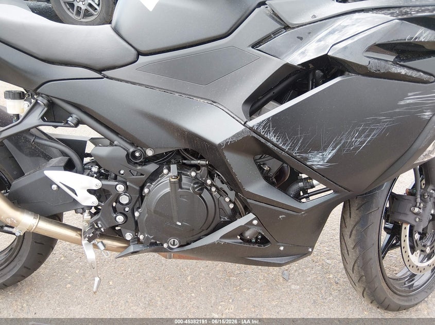 2026 Kawasaki Ninja VIN ML5EXGH13TDAA4377 IAAI salvage auction — SIDE, Salvage Title, sold $1,925 on 2026-09-08 (photo 8)