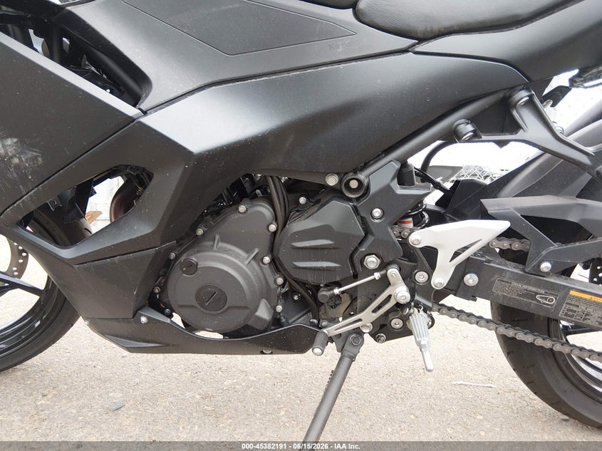 2026 Kawasaki Ninja VIN ML5EXGH13TDAA4377 IAAI salvage auction — SIDE, Salvage Title, sold $1,925 on 2026-09-08 (photo 9)