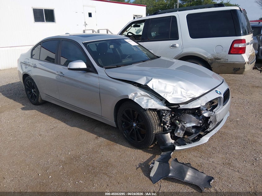 2018 BMW 3er VIN WBA8E5G54JNU46334 IAAI salvage auction — FRONT & REAR, Salvage Title, sold $1,675 on 2026-08-13 (photo 1)