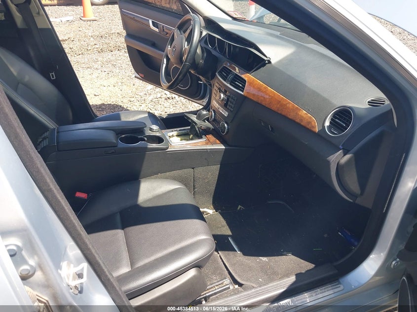2013 Mercedes-benz C-klasse VIN WDDGF8AB5DR269226 IAAI salvage auction — NORMAL WEAR, Clear (New York), sold $1,000 on 2026-07-14 (photo 5)