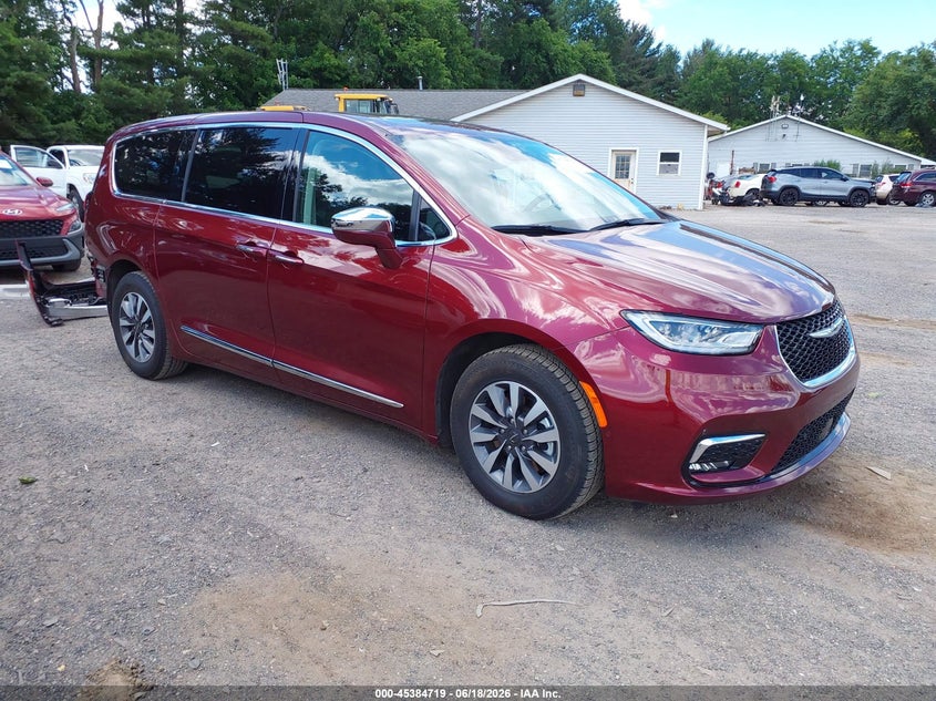 2022 Chrysler Pacifica VIN 2C4RC1S73NR205811 IAAI salvage auction — REAR END, Salvage Title, sold $11,900 on 2026-07-18 (photo 1)