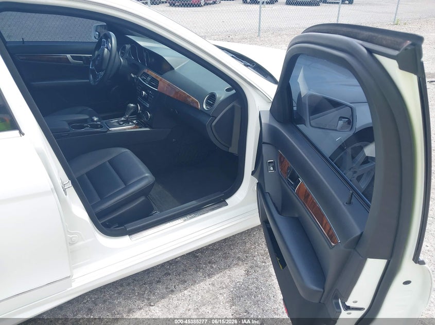 2014 Mercedes-benz C-klasse VIN WDDGF8AB8EA968155 IAAI salvage auction — REAR END, Rebuildable (Florida), sold $1,700 on 2026-07-30 (photo 5)