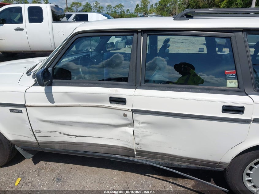 1992 Volvo 240 VIN YV1AW8804N1929853 IAAI salvage auction — SIDE, Rebuildable (Florida), sold $850 on 2026-07-20 (photo 6)