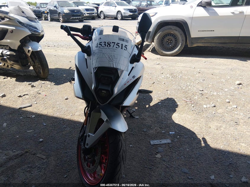2024 Suzuki Gsx VIN JS1EM13B6R7102463 IAAI salvage auction — RIGHT SIDE, Salvage (Tennessee), sold $2,550 on 2026-07-08 (photo 5)