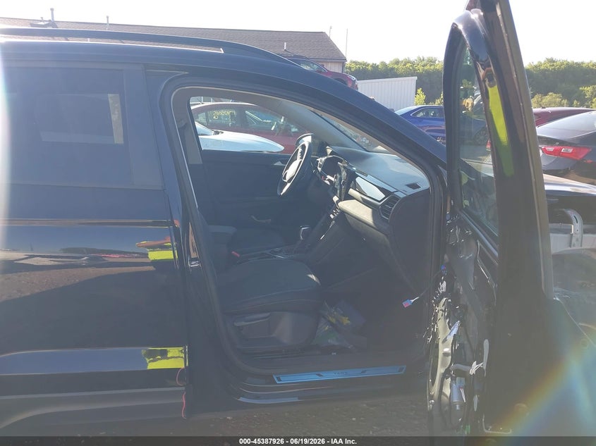 2025 Volkswagen Taos VIN 3VV2C7B27SM083838 IAAI salvage auction — RIGHT FRONT, Salvage Title, sold $10,500 on 2026-07-29 (photo 5)