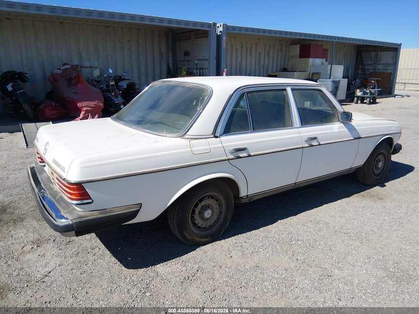 1984 Mercedes-benz 300 VIN WDBAB33A4EA161858 IAAI salvage auction — NORMAL WEAR, Clear (California), sold $1,950 on 2026-07-09 (photo 4)