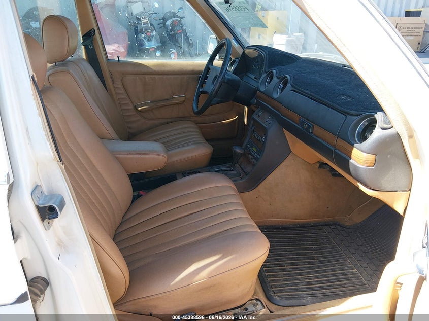 1984 Mercedes-benz 300 VIN WDBAB33A4EA161858 IAAI salvage auction — NORMAL WEAR, Clear (California), sold $1,950 on 2026-07-09 (photo 5)