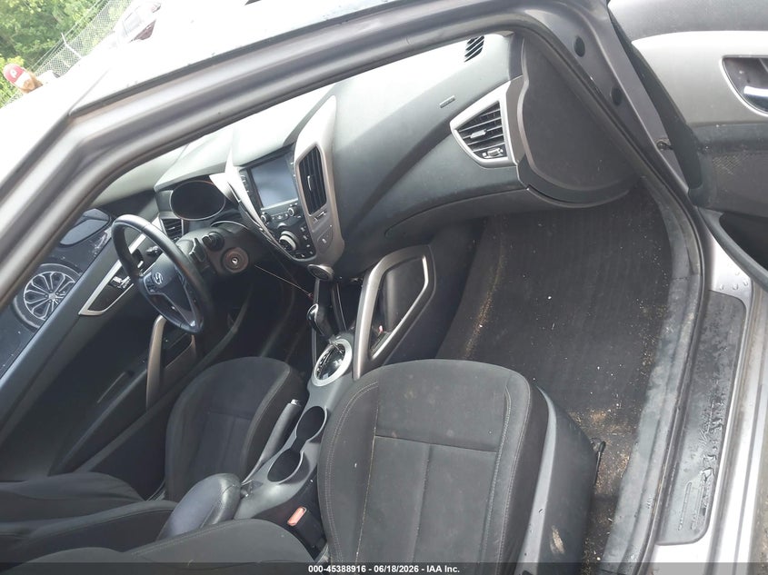 2017 Hyundai Veloster VIN KMHTC6AD4HU308345 IAAI salvage auction — REAR END, Salvage Title, sold $25 on 2026-07-28 (photo 5)