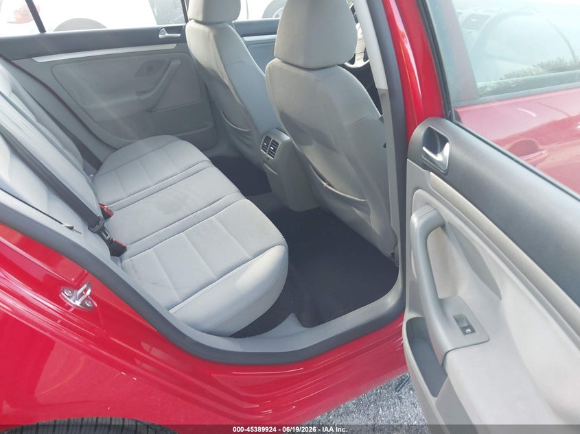 2009 Volkswagen Rabbit VIN WVWDA71K69W015300 IAAI salvage auction — NORMAL WEAR, Clear (Florida), sold $1,450 on 2026-08-10 (photo 8)