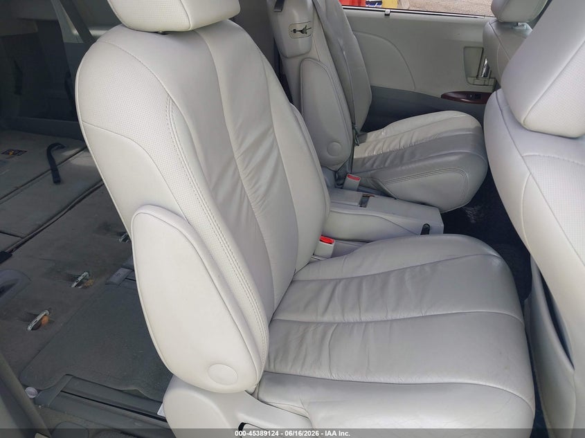 2011 Toyota Sienna VIN 5TDYK3DCXBS127969 IAAI salvage auction — NORMAL WEAR, Clear (Illinois), sold $2,150 on 2026-07-13 (photo 8)