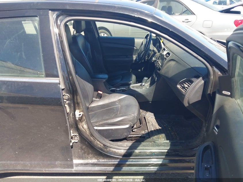 2011 Chrysler 200 VIN 1C3BC2FG3BN581679 IAAI salvage auction — NORMAL WEAR, Clear (Oregon), sold $425 on 2026-07-09 (photo 5)